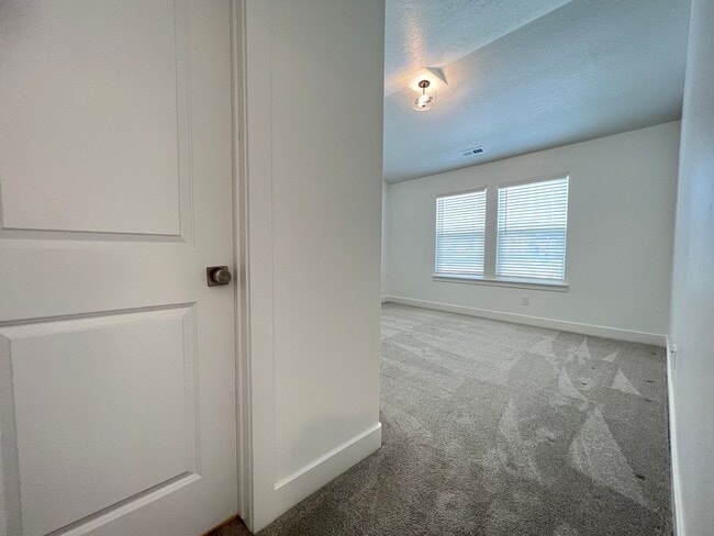 Building Photo - 3 Bedroom/2.5 Bathroom Townhouse in Herriman