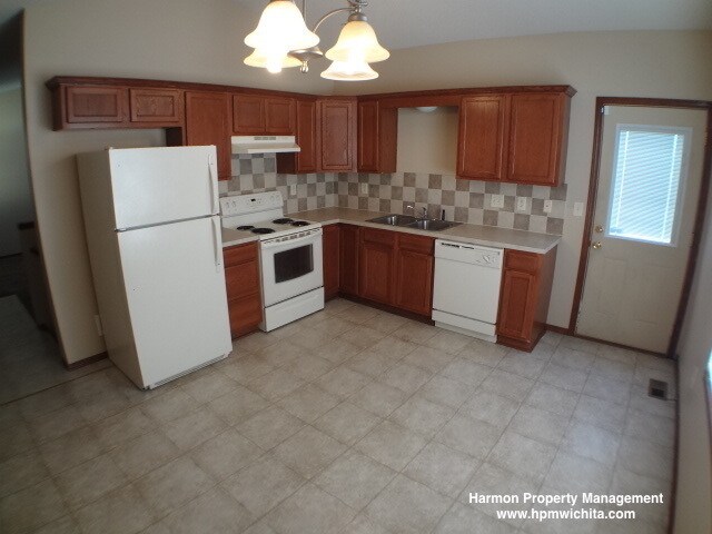 Building Photo - 3 Bed 2 Bath Duplex w/ Finished Basement &...