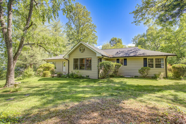 Building Photo - 811 Cloudland Dr