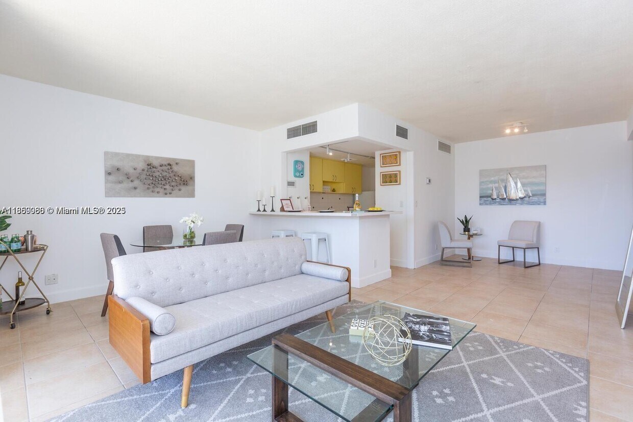 Foto principal - 880 NE 69th St