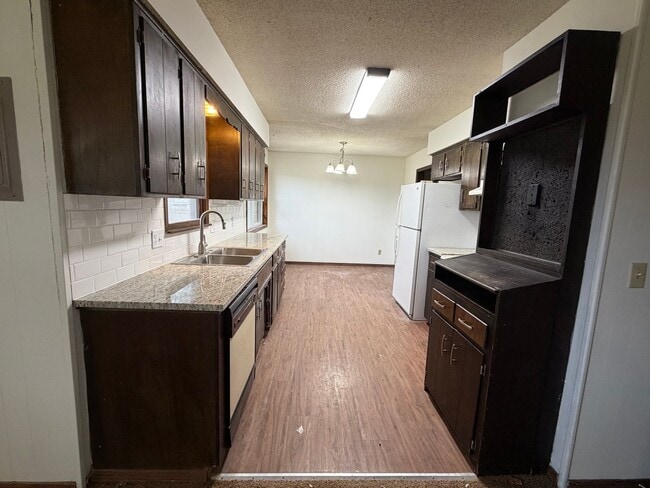 Foto del edificio - Newly updated 3 bedroom house with fenced ...