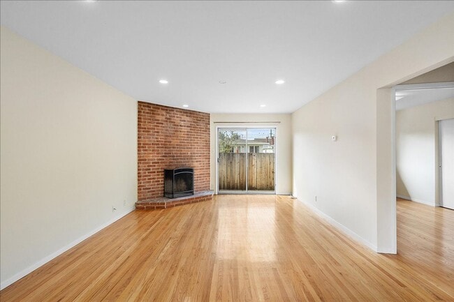 Foto del edificio - 2208 Buena Vista Ave