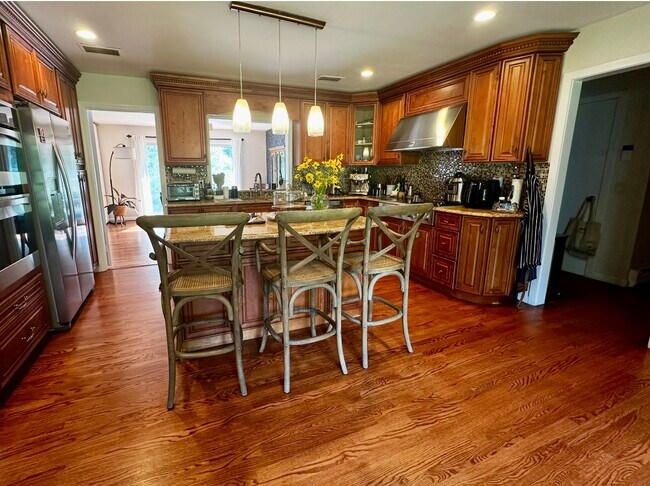 Foto del edificio - 222 Thornwood Rd