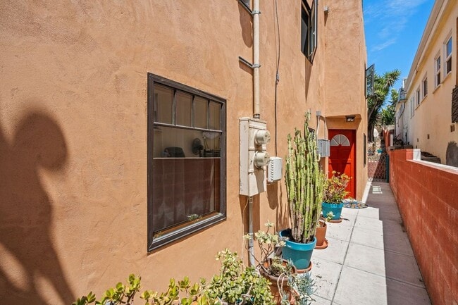 Building Photo - 832 Cypress Ave