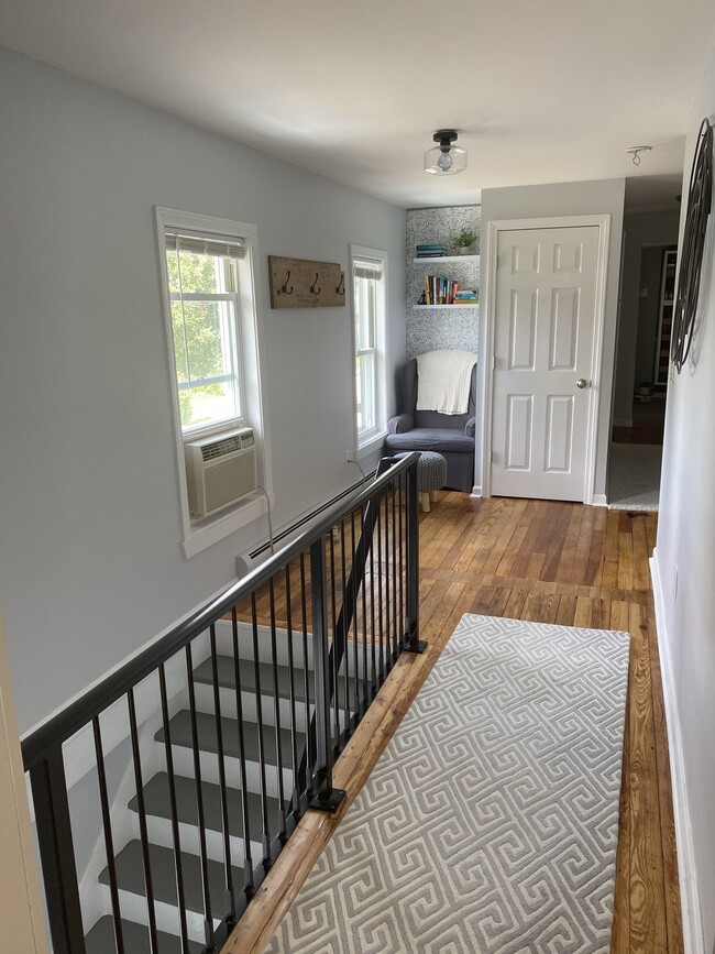 Large entryway to apartment with cozy nook - 30 Woodbine Ave