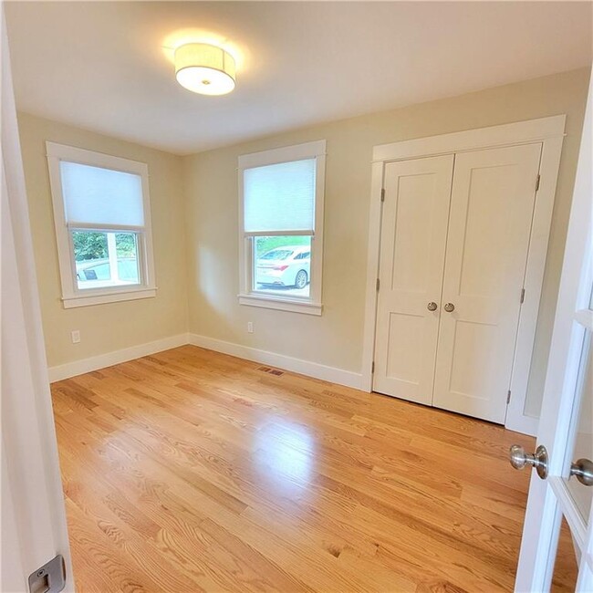 Building Photo - 33 Sakonnet Dr