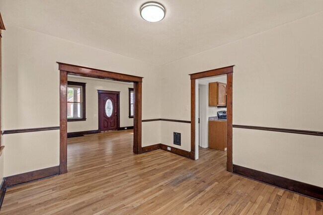 Foto del edificio - BEAUTIFUL 5 BEDROOM HOUSE!! HARDWOOD FLOOR...
