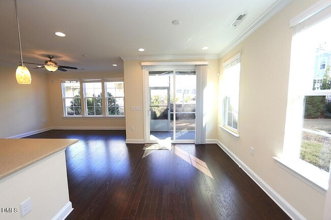 Foto del edificio - 446 Methven Grove Dr