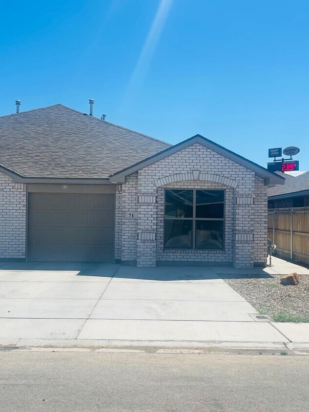 Foto principal - 71 Maverick Dr