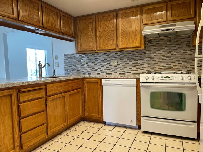 Building Photo - 827 White Oak Dr