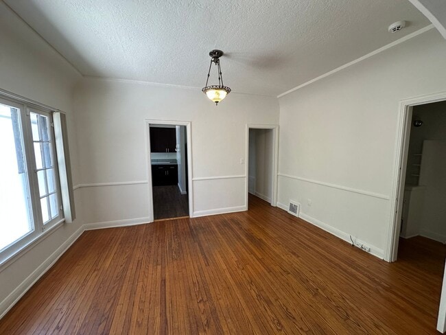 Building Photo - 454 N Orange Grove Ave