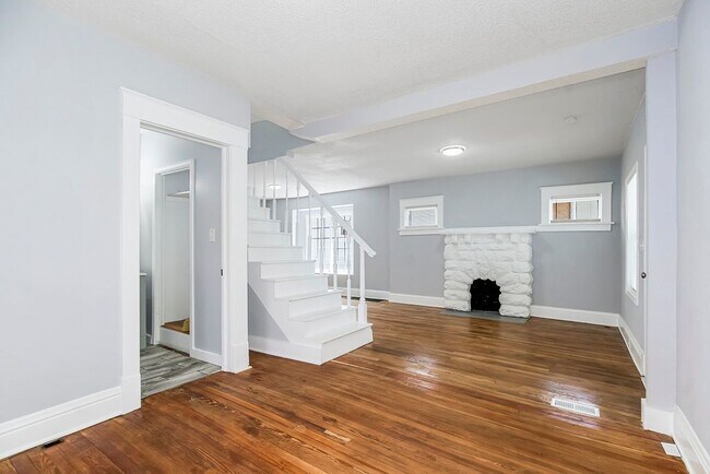 Building Photo - Charming 3-Bedroom Home with Modern Comfor...