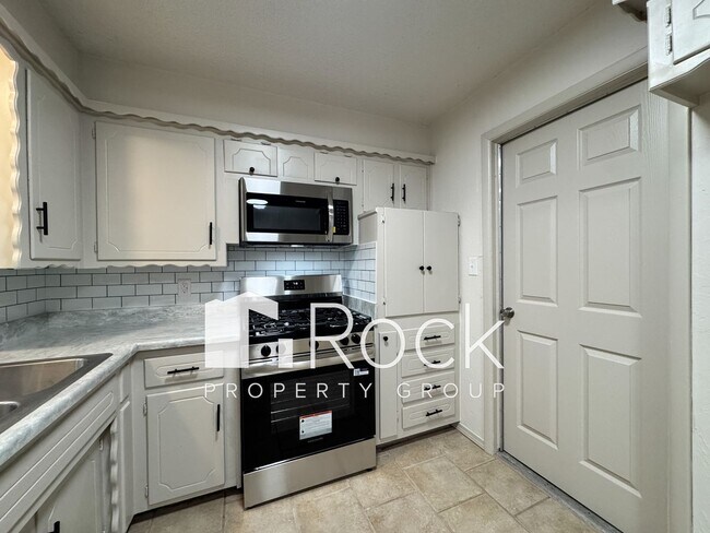 Foto del edificio - Beautifully Remodeled 3 Bed/1.5 Bath Home in Moore with 1-Car Garage