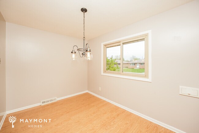 Foto del edificio - 14800 Kennerdown Ave