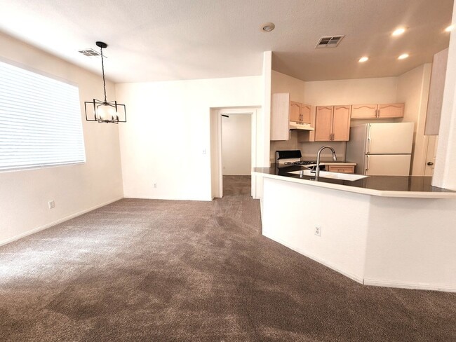 Building Photo - Silverado Ranch Single Story | 2 Bed | 2 Bath | 2-Car Garage