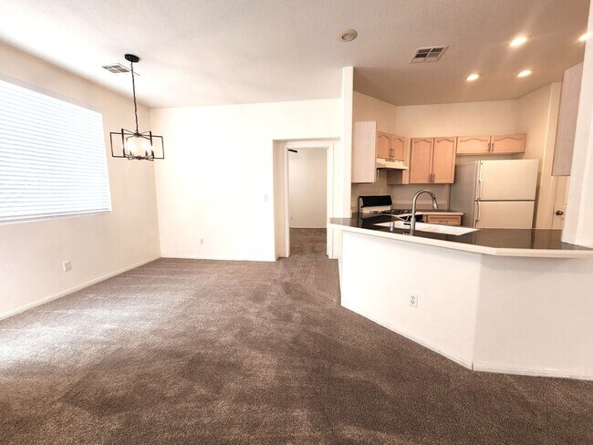 Foto del edificio - Silverado Ranch Single Story | 2 Bed | 2 Bath | 2-Car Garage