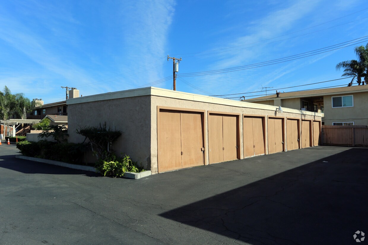 Parking - 9675 Garden Grove Blvd