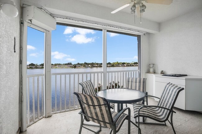 Building Photo - ** CROWN POINTE SHORES ** 2 BED + DEN / 2 BATH - GARAGE - TURNKEY FURNISHED - ANNUAL RENTAL