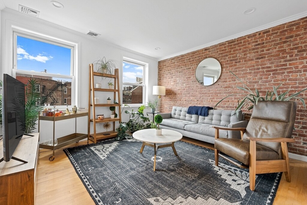 Primary Photo - 464 Hanover St