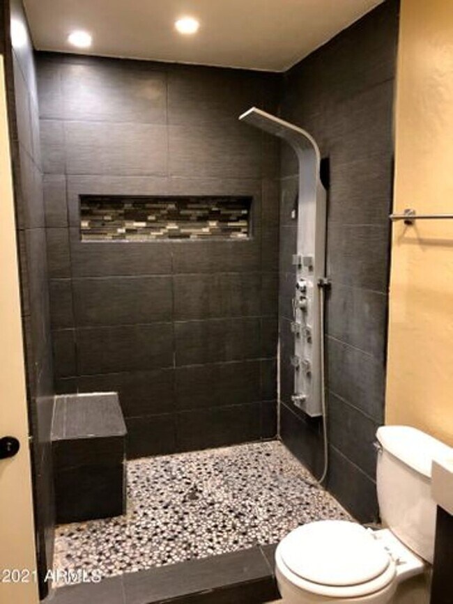Building Photo - 3 bedroom townhome for rent