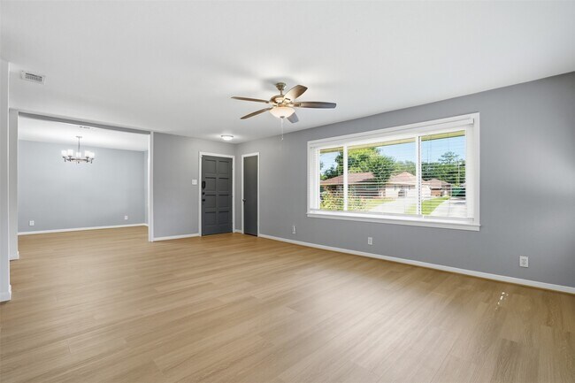 Foto del edificio - 6111 Waltway Dr