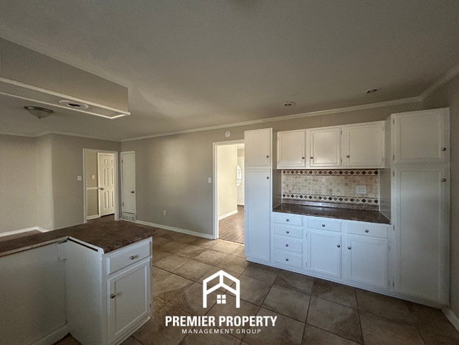 Foto del edificio - Spacious 3BR Southaven Home w/ Sunroom, Hardwood Floors & Fenced Yard & Near Schools