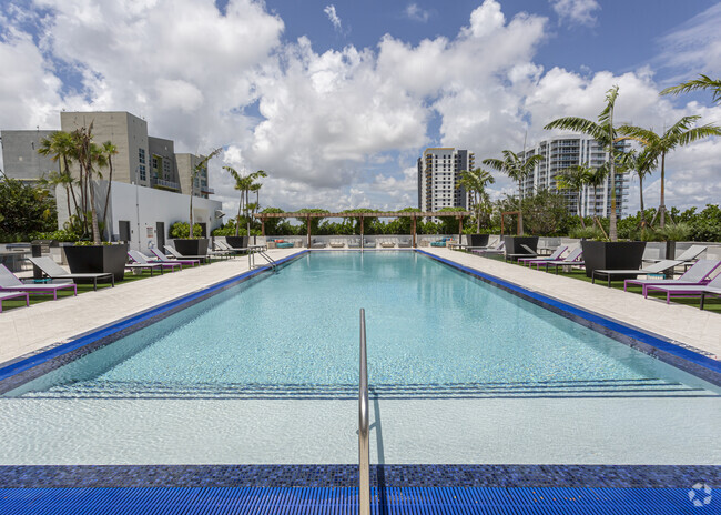 Área de piscina - The Rise at Flagler Village