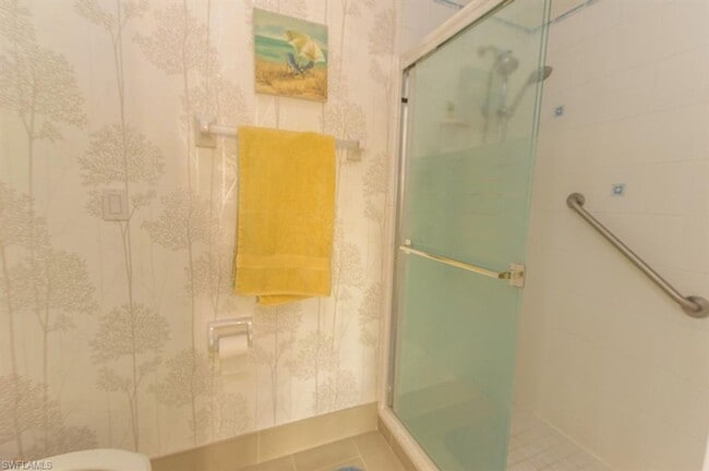 Building Photo - This well-furnished and charmingly updated condo is the perfect affordable place for your seasona...