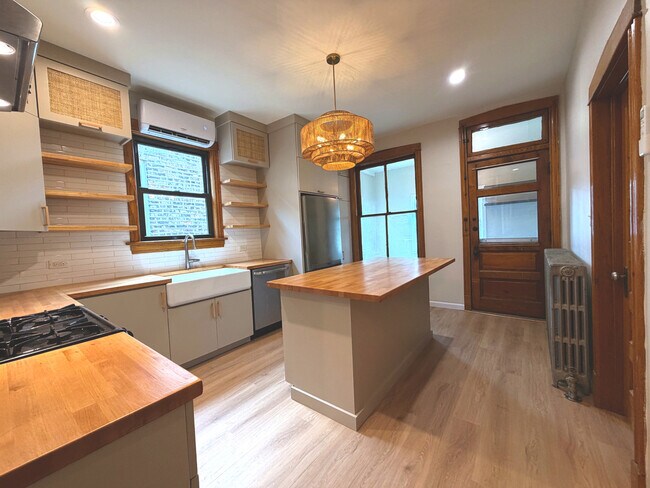 Foto del edificio - 2036 N Sawyer Ave