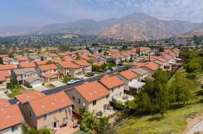 Foto del edificio - Large family home now available in the Mou...