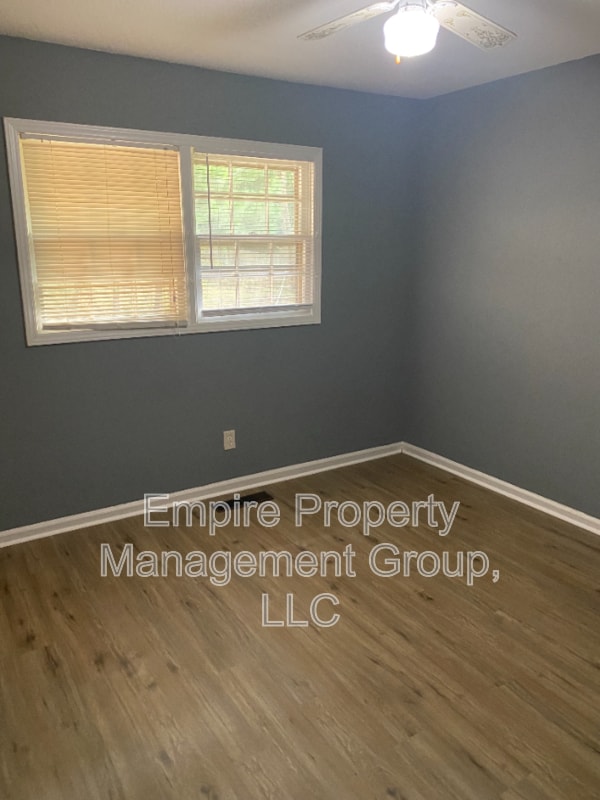 Foto del edificio - 5750 Dellwood Dr