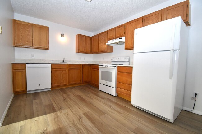 Foto del edificio - Great centrally located 2nd floor, 2 Bedroom 1 Bathroom apartment!