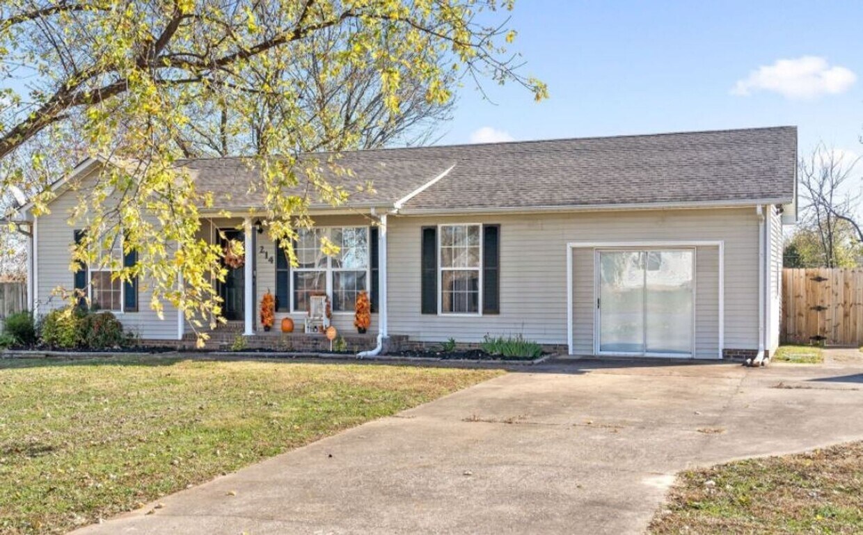 Primary Photo - Close to post and Move in Ready!