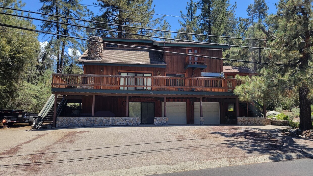 Primary Photo - Spacious 6 Bedroom 5 Bathroom Within Walki...