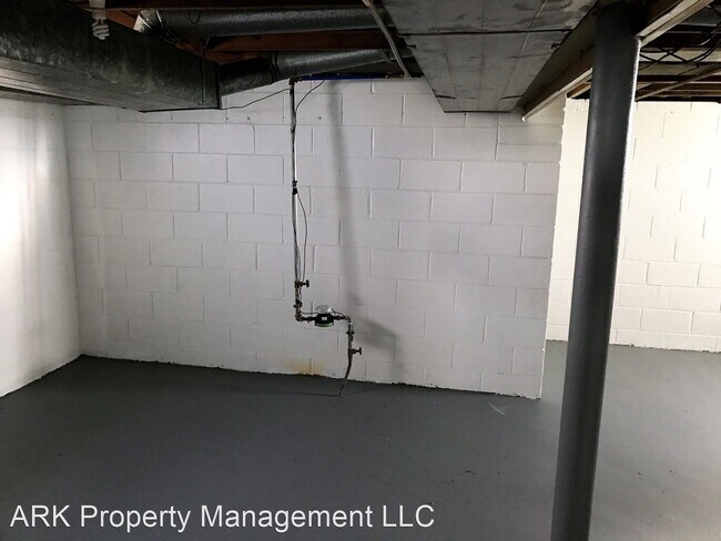 Building Photo - 3 br, 1 bath House - 9997 Whitcomb St