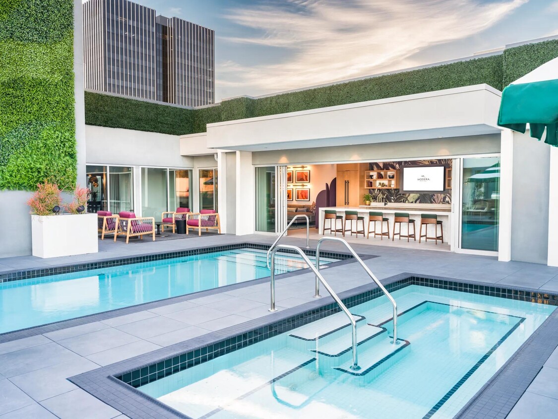 Revel in resort-style living with our rooftop pool and lounge area. - Modera Argyle