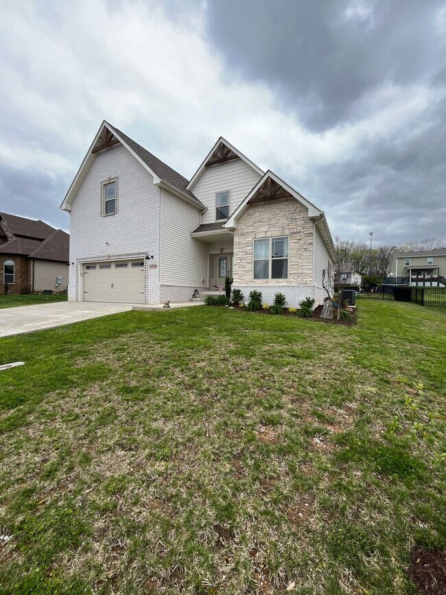 Building Photo - Georgous Large Open Floor Plan Home with E...