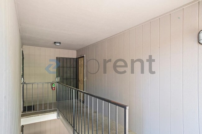 Building Photo - 458 Valley View Rd