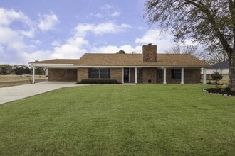 Building Photo - 22 Westwood Dr W
