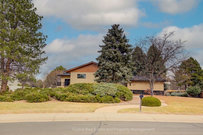 Foto del edificio - Evolve Real Estate: Exceptional Location! Remodeled 4-Bed Greenwood Village Home Walkable to Cher...