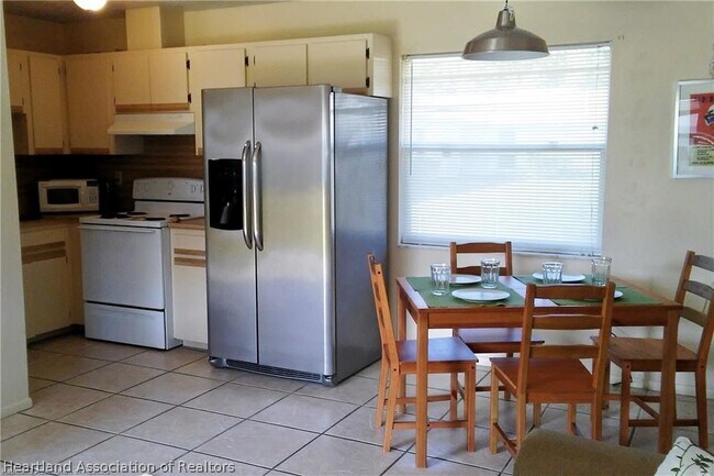 Foto del edificio - 3200 Country Hill Rd