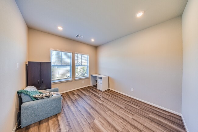 Building Photo - 2107 Cherryvale Dr