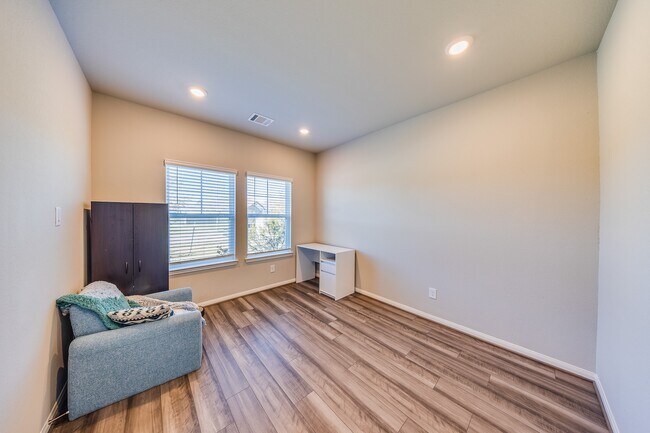 Foto del edificio - 2107 Cherryvale Dr