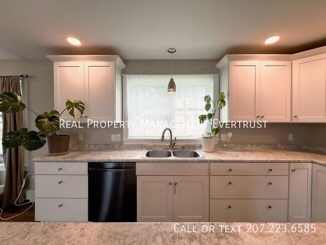Building Photo - Spacious & Modern 3-Bedroom 2.5-Bathroom C...