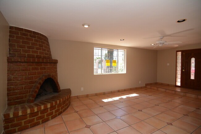 Building Photo - Charming 4 Bedroom 2 Bedroom! Great South ...
