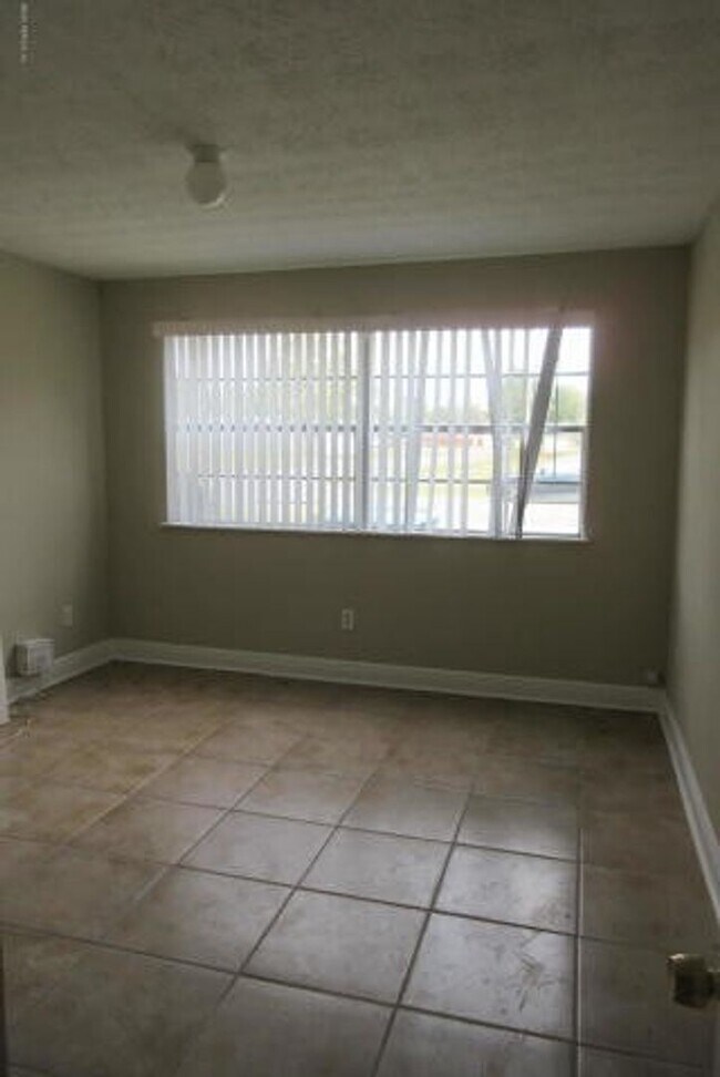 Building Photo - 3 br, 1.5 bath House - 1010 Marblehead