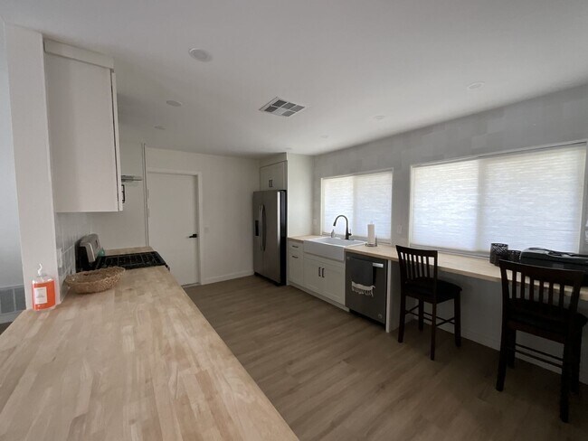 Foto del edificio - 2 bedroom 2 bath plus bonus room