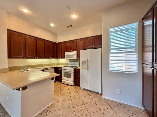 Foto del edificio - Two Bedroom Suite Townhome and Includes a Garage and Laundry!