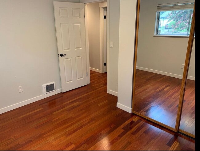 Building Photo - 4902 NE 123rd Ave