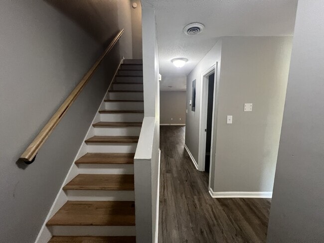 Building Photo - Town House For Rent